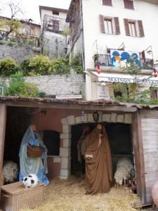 Tha large crèche at the foot of the old village, I was surprised to discover the cat was real! 