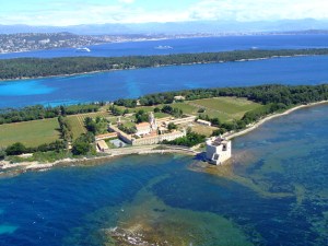 The beautiful Ile de Lérins all lined up, with Ile Saint Honorat in the foreground, Ile Sainte Marguerite in the middle and Cannes at the back