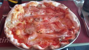 The Autunno pizza with speck, porcini and brie, fabulous!